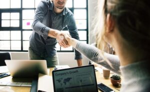 ROI de l&rsquo;IA&nbsp;: ce qui marche vraiment (et ce qui déçoit) dans les entreprises